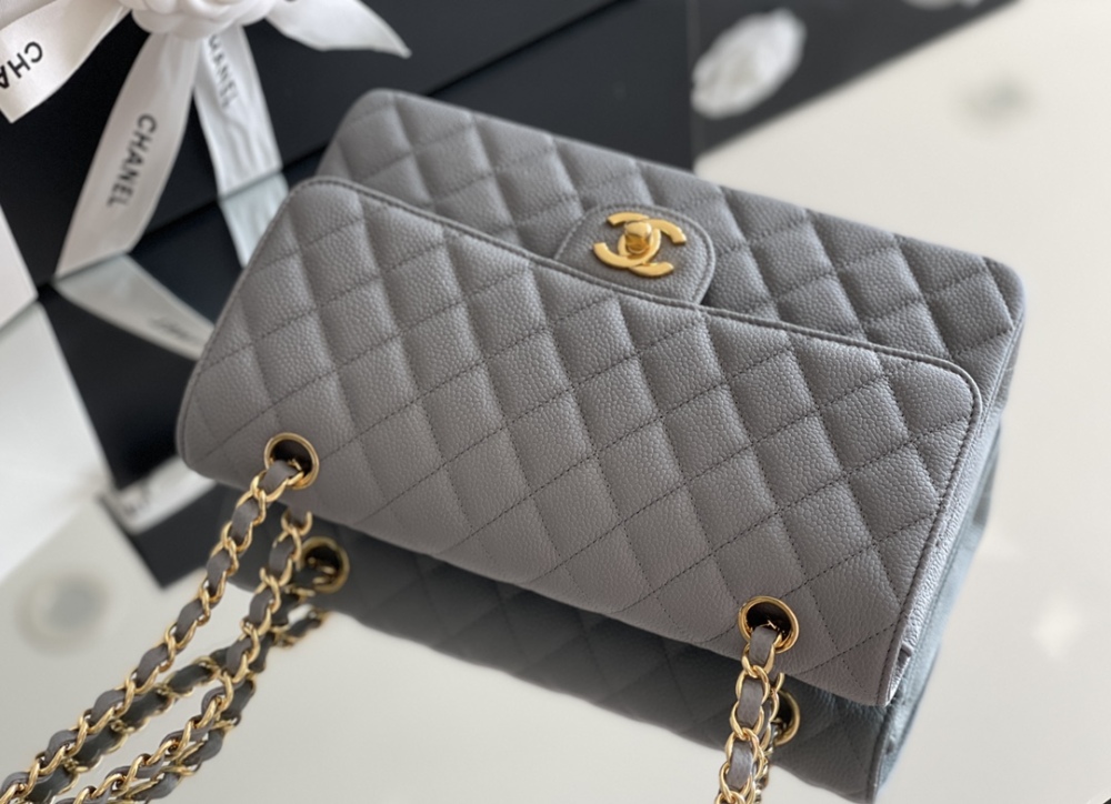 Chanel 𝘾𝙡𝙖𝙨𝙨𝙞𝙘 𝙁𝙡𝙖𝙥 bag MM 25cm Mirror Boutique