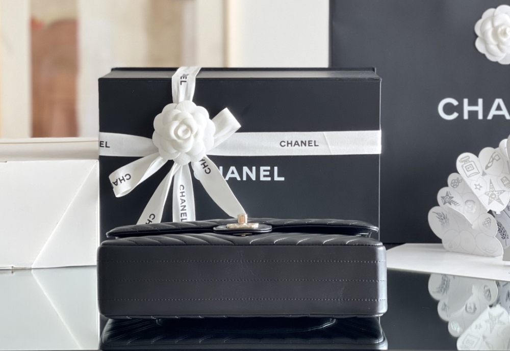 Chanel 𝘾𝙡𝙖𝙨𝙨𝙞𝙘 𝙁𝙡𝙖𝙥 CF bag MM 25cm Mirror Boutique