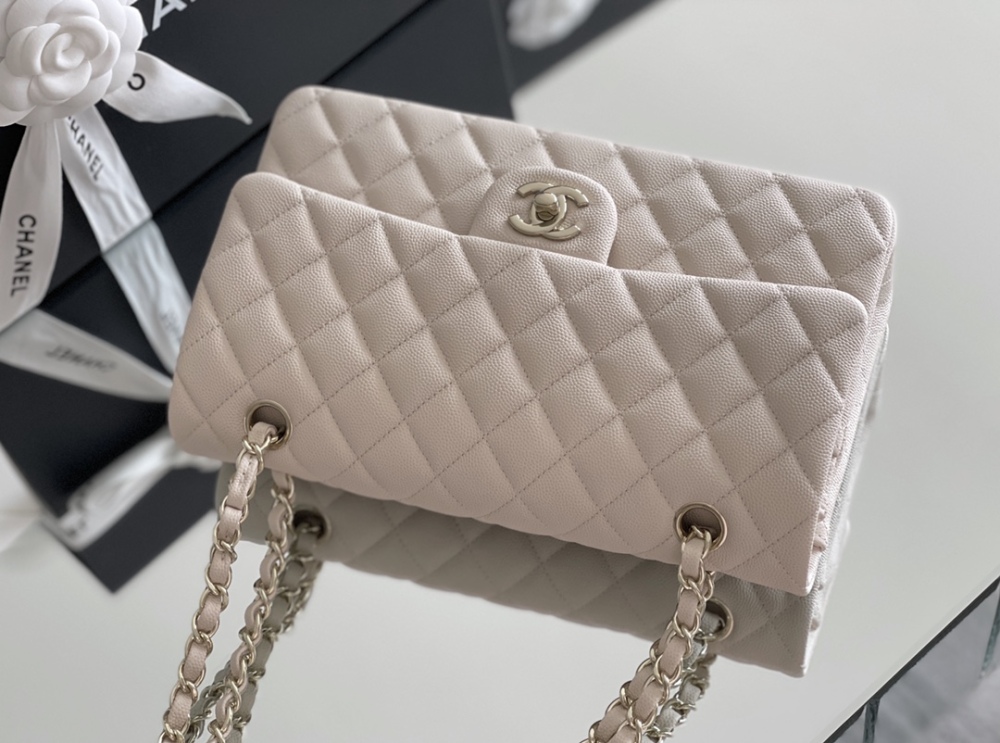 Chanel 𝘾𝙡𝙖𝙨𝙨𝙞𝙘 𝙁𝙡𝙖𝙥 bag MM 25cm Mirror Boutique