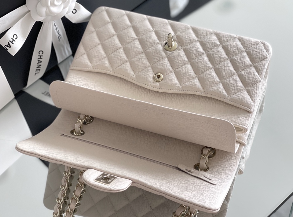 Chanel 𝘾𝙡𝙖𝙨𝙨𝙞𝙘 𝙁𝙡𝙖𝙥 bag MM 25cm Mirror Boutique