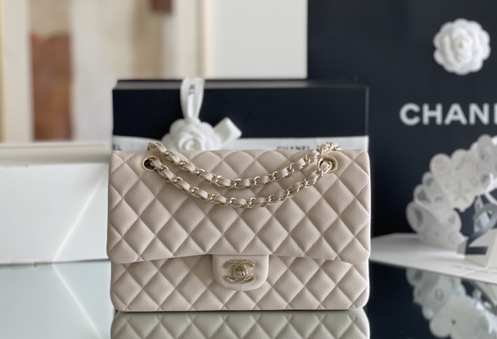 Chanel 𝘾𝙡𝙖𝙨𝙨𝙞𝙘 𝙁𝙡𝙖𝙥 bag MM 25cm Mirror Boutique