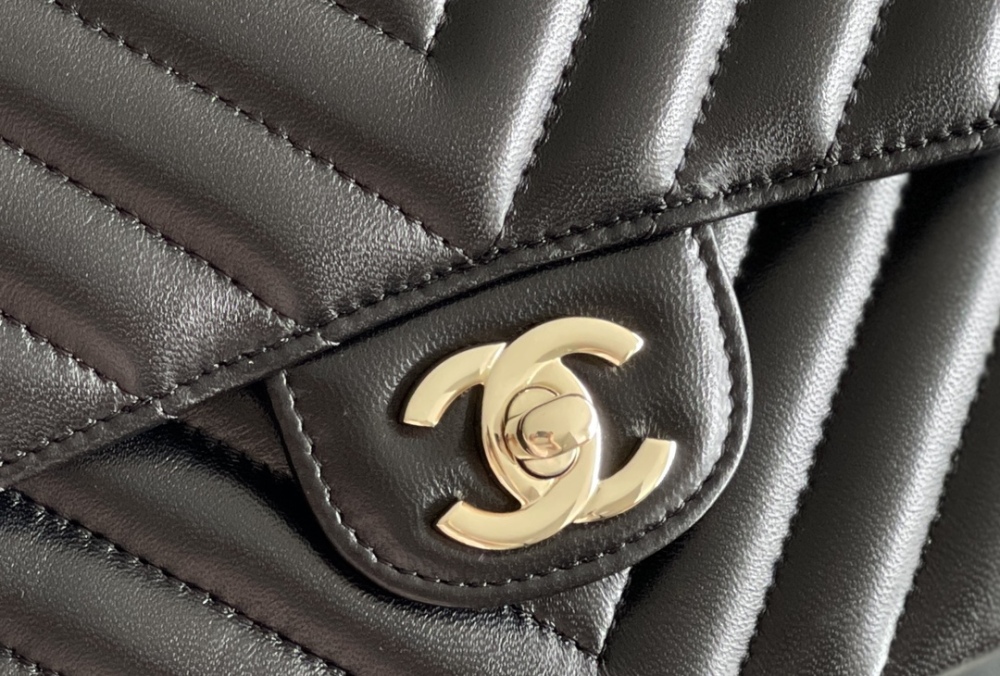 Chanel 𝘾𝙡𝙖𝙨𝙨𝙞𝙘 𝙁𝙡𝙖𝙥 CF bag MM 25cm Mirror Boutique