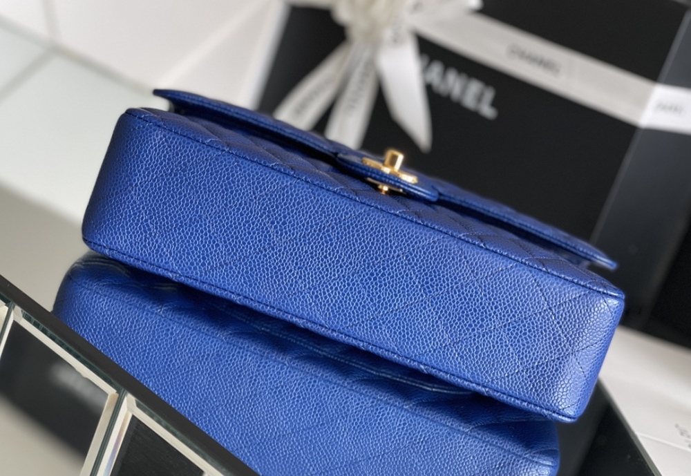 Chanel 𝘾𝙡𝙖𝙨𝙨𝙞𝙘 𝙁𝙡𝙖𝙥 bag MM 25cm Mirror Boutique