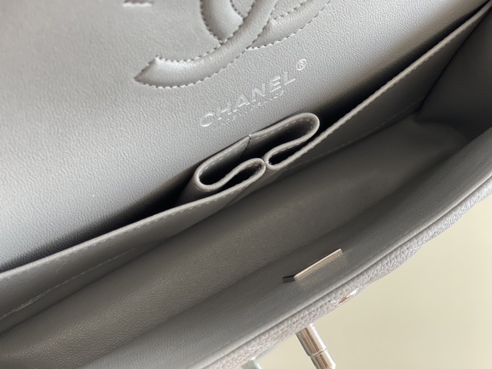 Chanel 𝘾𝙡𝙖𝙨𝙨𝙞𝙘 𝙁𝙡𝙖𝙥 bag MM 25cm Mirror Boutique
