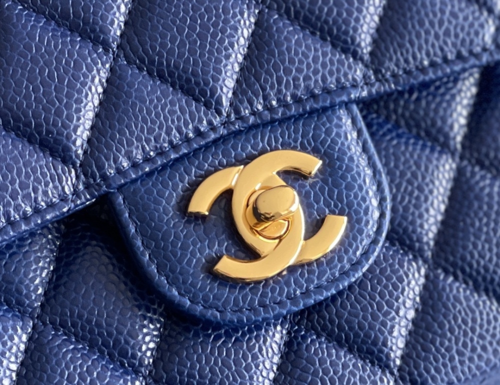 Chanel 𝘾𝙡𝙖𝙨𝙨𝙞𝙘 𝙁𝙡𝙖𝙥 bag MM 25cm Mirror Boutique