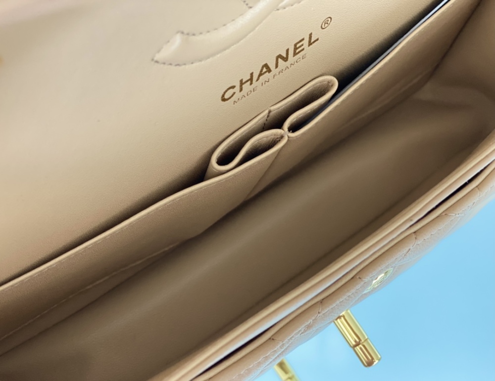 Chanel 𝘾𝙡𝙖𝙨𝙨𝙞𝙘 𝙁𝙡𝙖𝙥 CF bag MM 25cm Mirror Boutique