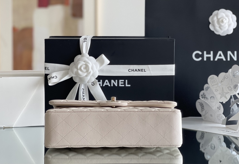 Chanel 𝘾𝙡𝙖𝙨𝙨𝙞𝙘 𝙁𝙡𝙖𝙥 bag MM 25cm Mirror Boutique