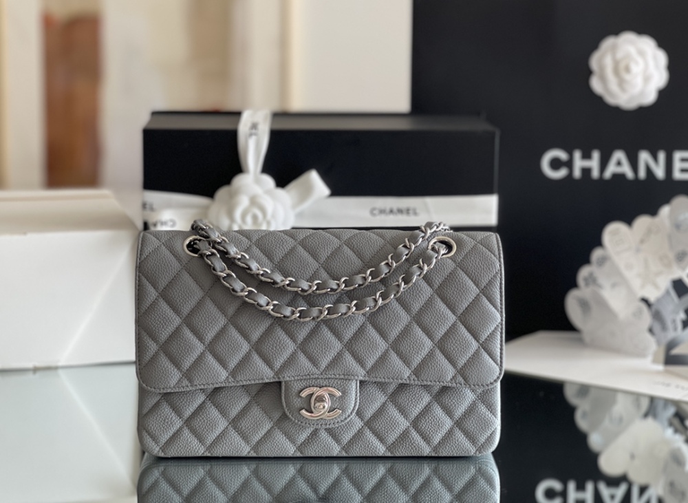 Chanel 𝘾𝙡𝙖𝙨𝙨𝙞𝙘 𝙁𝙡𝙖𝙥 bag MM 25cm Mirror Boutique