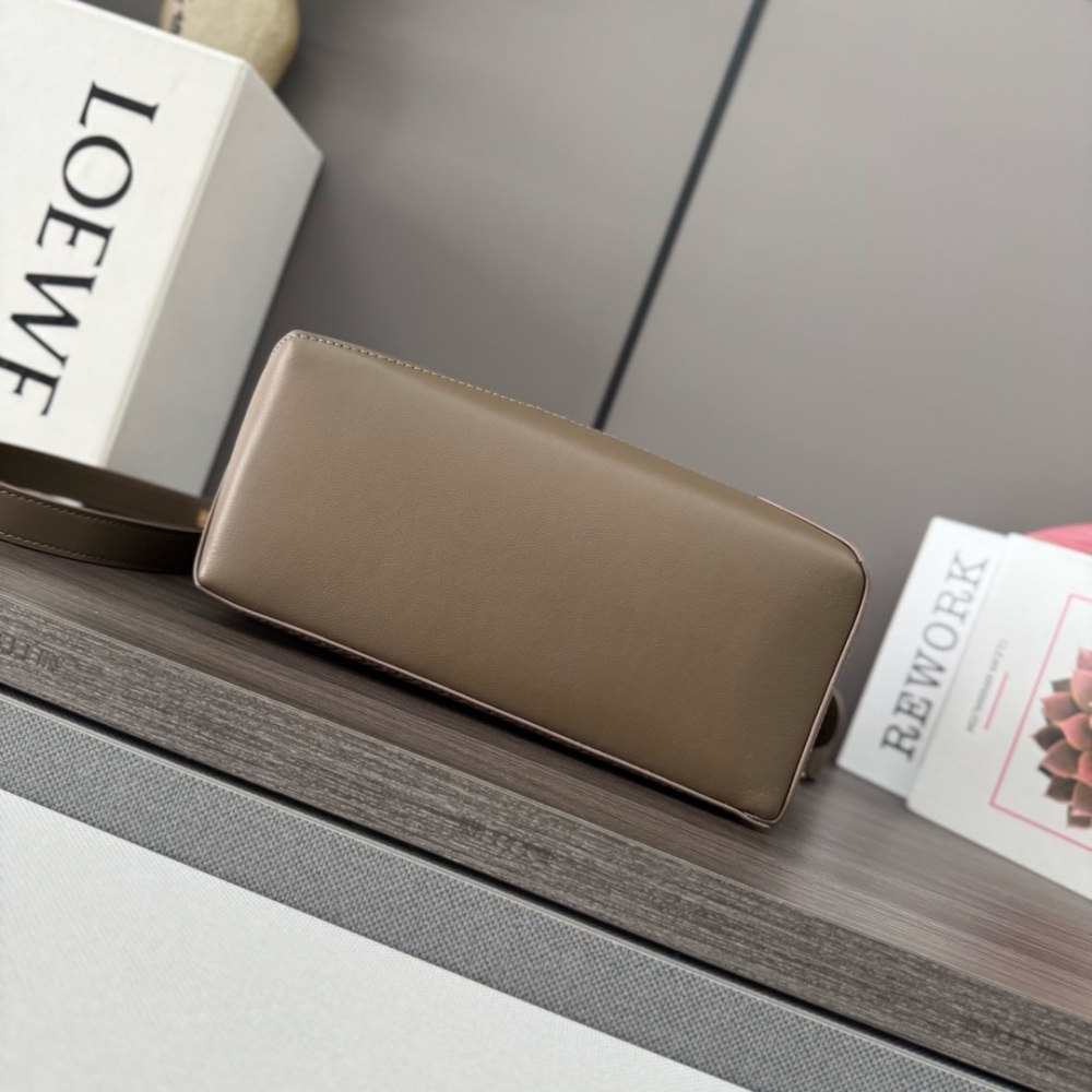 LOEWE  𝙋𝙪𝙯𝙯𝙡𝙚 Edge 062324  Mirror Boutique