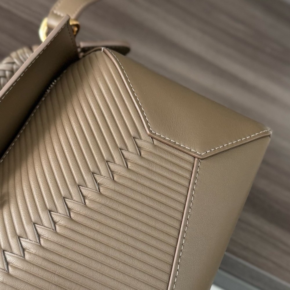 LOEWE  𝙋𝙪𝙯𝙯𝙡𝙚 Edge 062324  Mirror Boutique