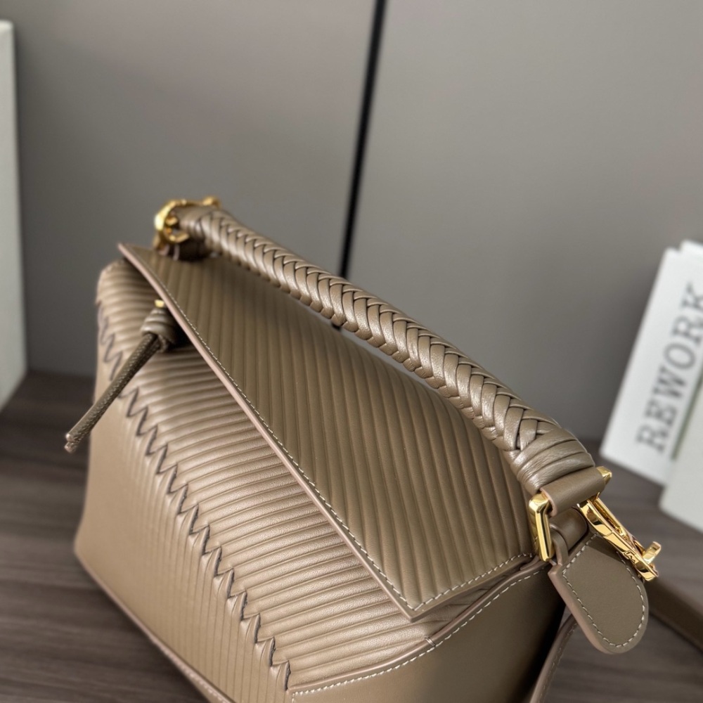 LOEWE  𝙋𝙪𝙯𝙯𝙡𝙚 Edge 062324  Mirror Boutique