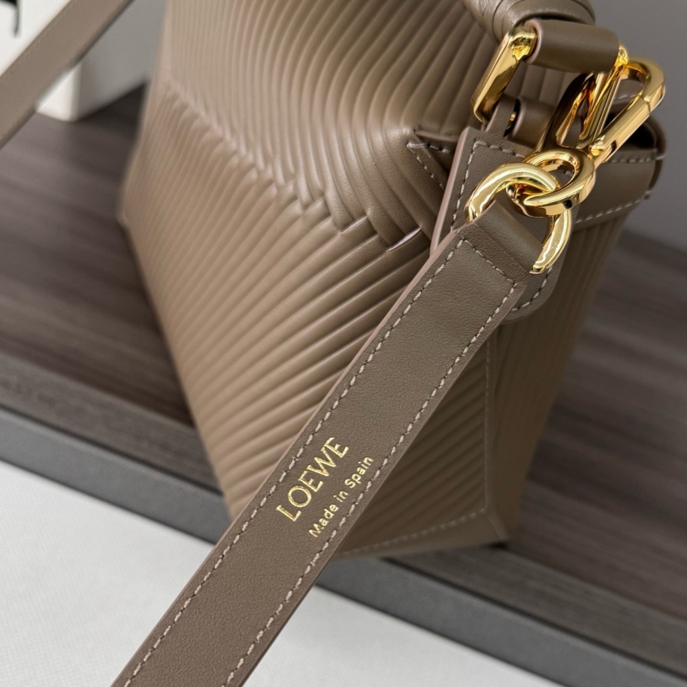 LOEWE  𝙋𝙪𝙯𝙯𝙡𝙚 Edge 062324  Mirror Boutique