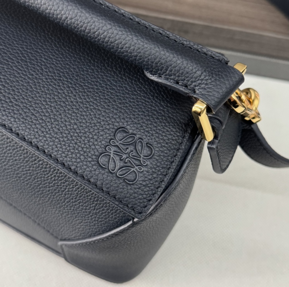LOEWE  𝙋𝙪𝙯𝙯𝙡𝙚  Edge 062324  Mirror Boutique