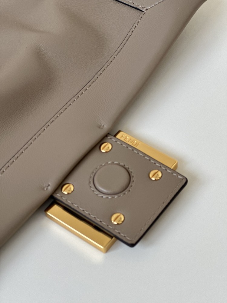 Fendi  Mamma Baguette 8677M Mirror Boutique