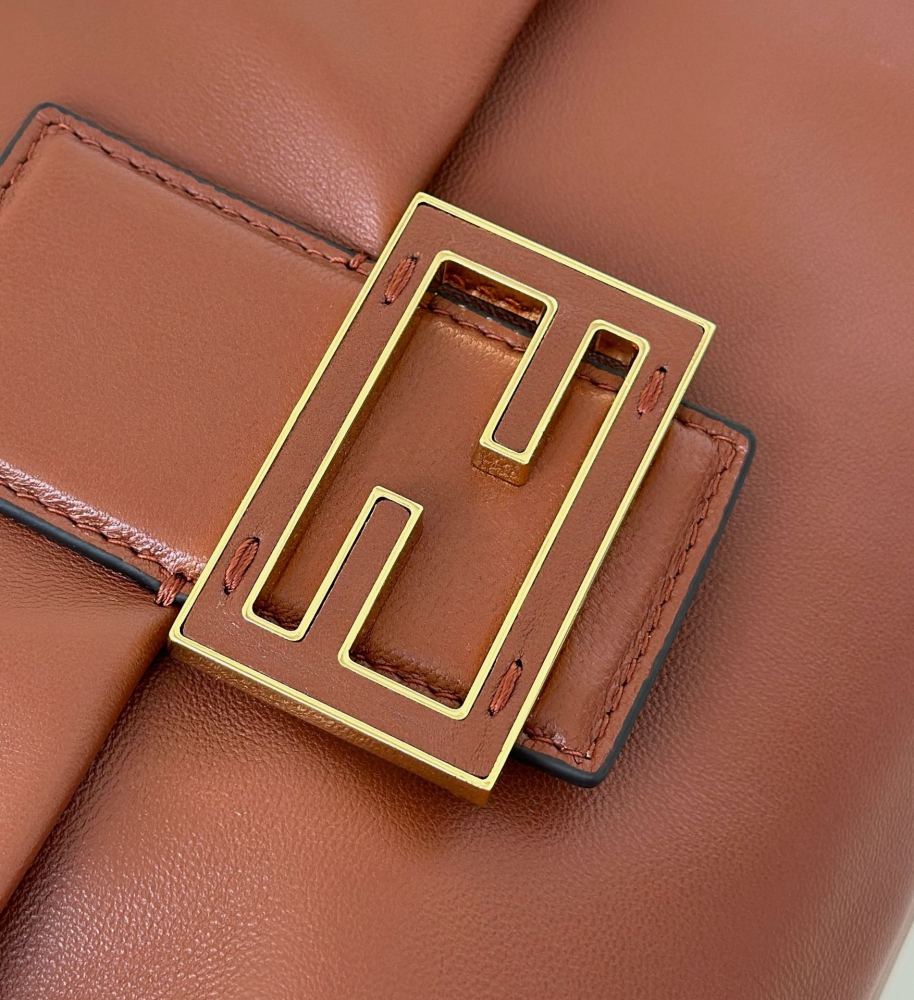 Fendi  Mamma Baguette 8677M Mirror Boutique
