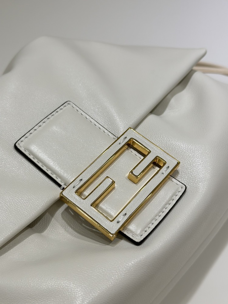 Fendi  Mamma Baguette 8677M Mirror Boutique