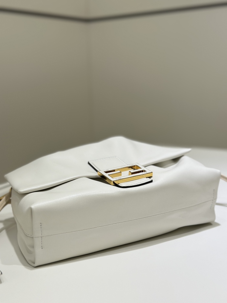 Fendi  Mamma Baguette 8677M Mirror Boutique