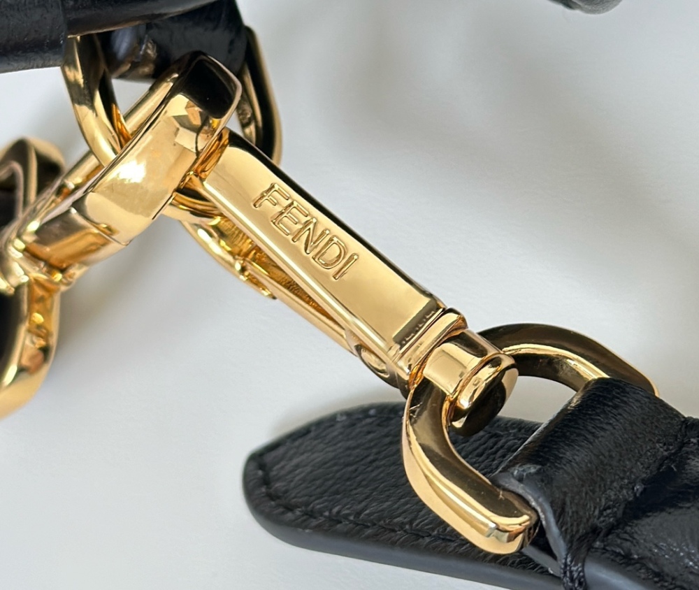 Fendi  Mamma Baguette 8677M Mirror Boutique