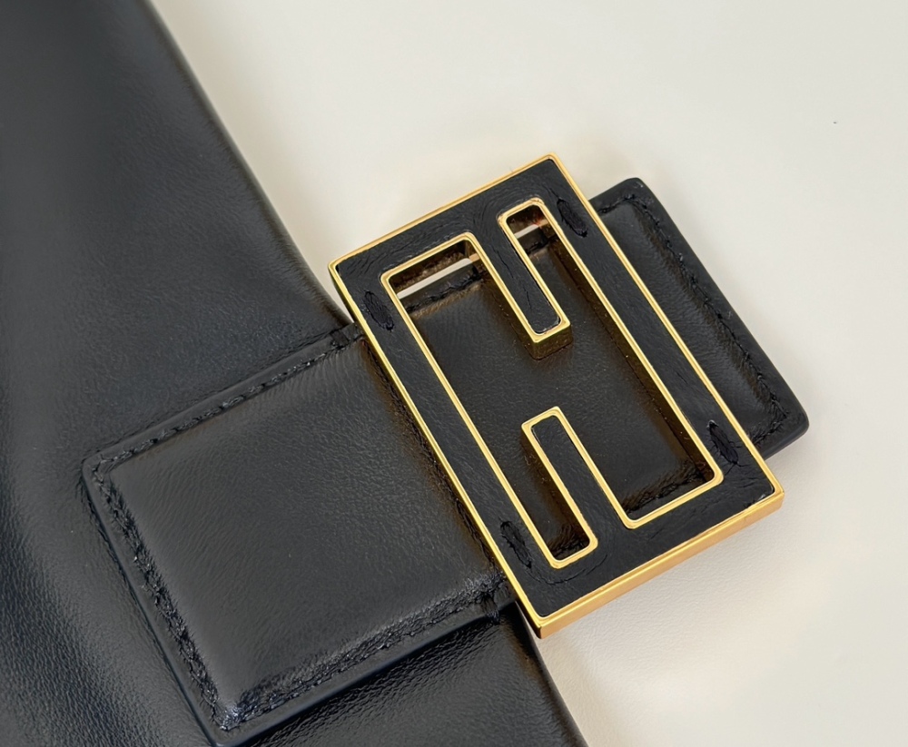 Fendi  Mamma Baguette 8677M Mirror Boutique