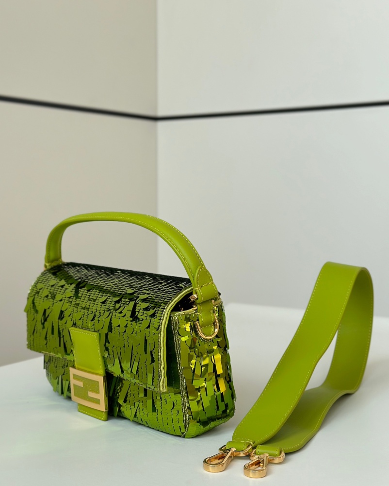 Fendi Baguette bag  8601 Mirror Boutique(Straps are not included)