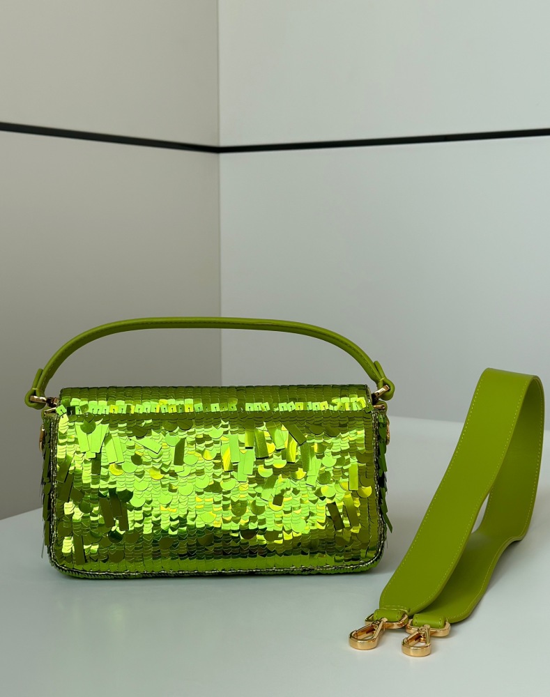 Fendi Baguette bag  8601 Mirror Boutique(Straps are not included)