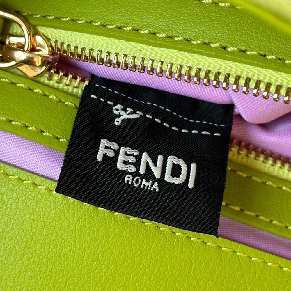 Fendi Baguette bag  8601 Mirror Boutique(Straps are not included)