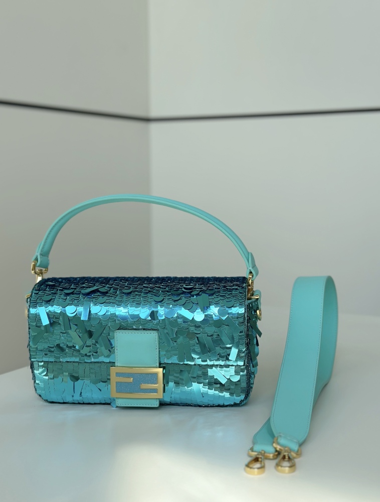 Fendi Baguette bag  8601 Mirror Boutique(Straps are not included)