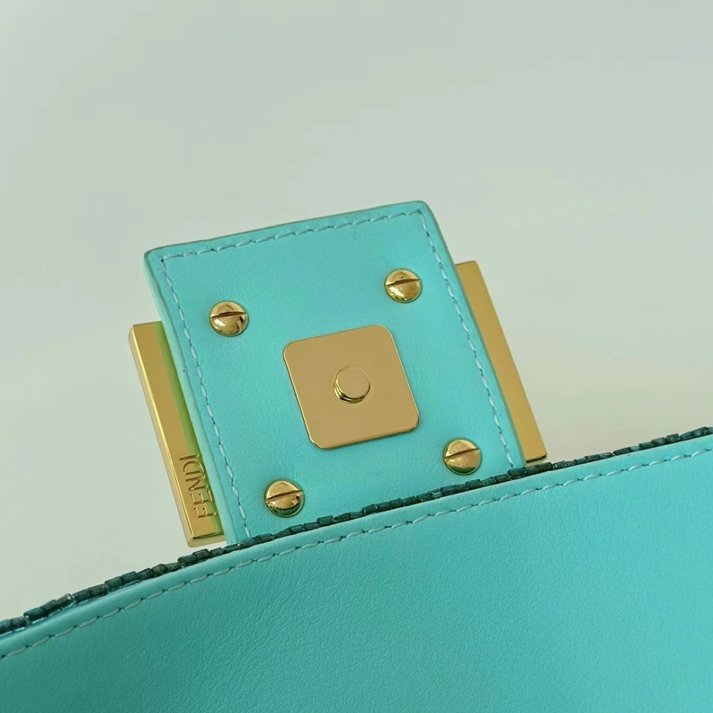 Fendi Baguette bag  8601 Mirror Boutique(Straps are not included)