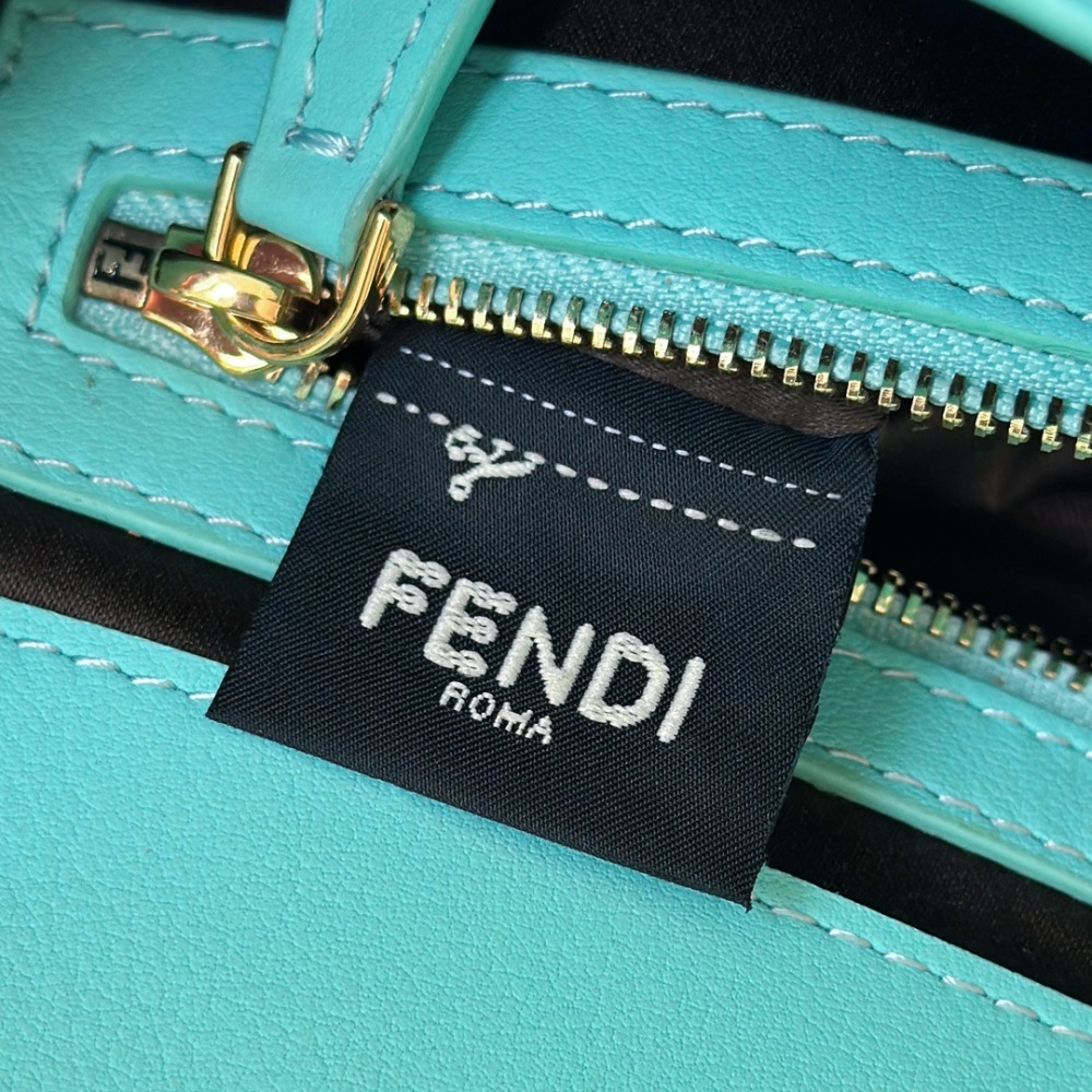 Fendi Baguette bag  8601 Mirror Boutique(Straps are not included)