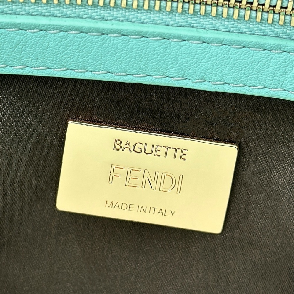 Fendi Baguette bag  8601 Mirror Boutique(Straps are not included)