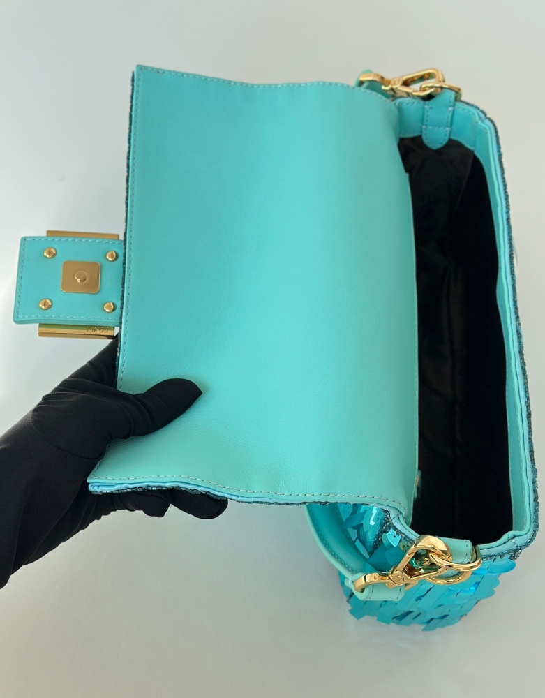 Fendi Baguette bag  8601 Mirror Boutique(Straps are not included)