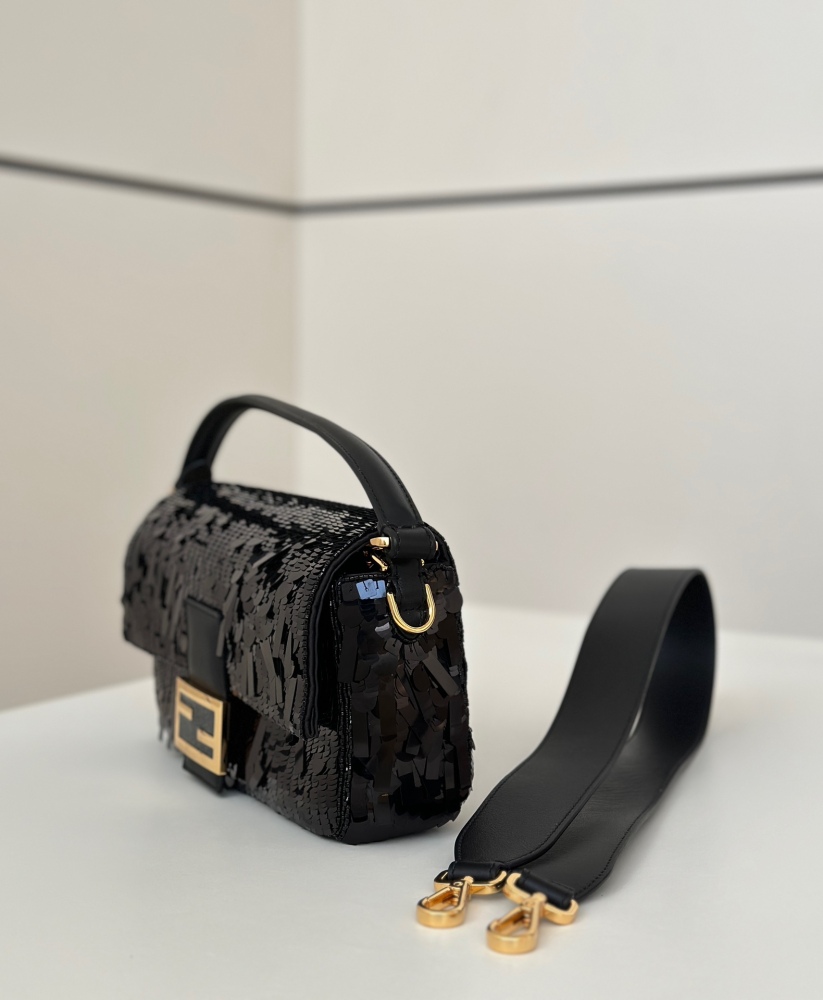 Fendi Baguette bag  8601 Mirror Boutique(Straps are not included)