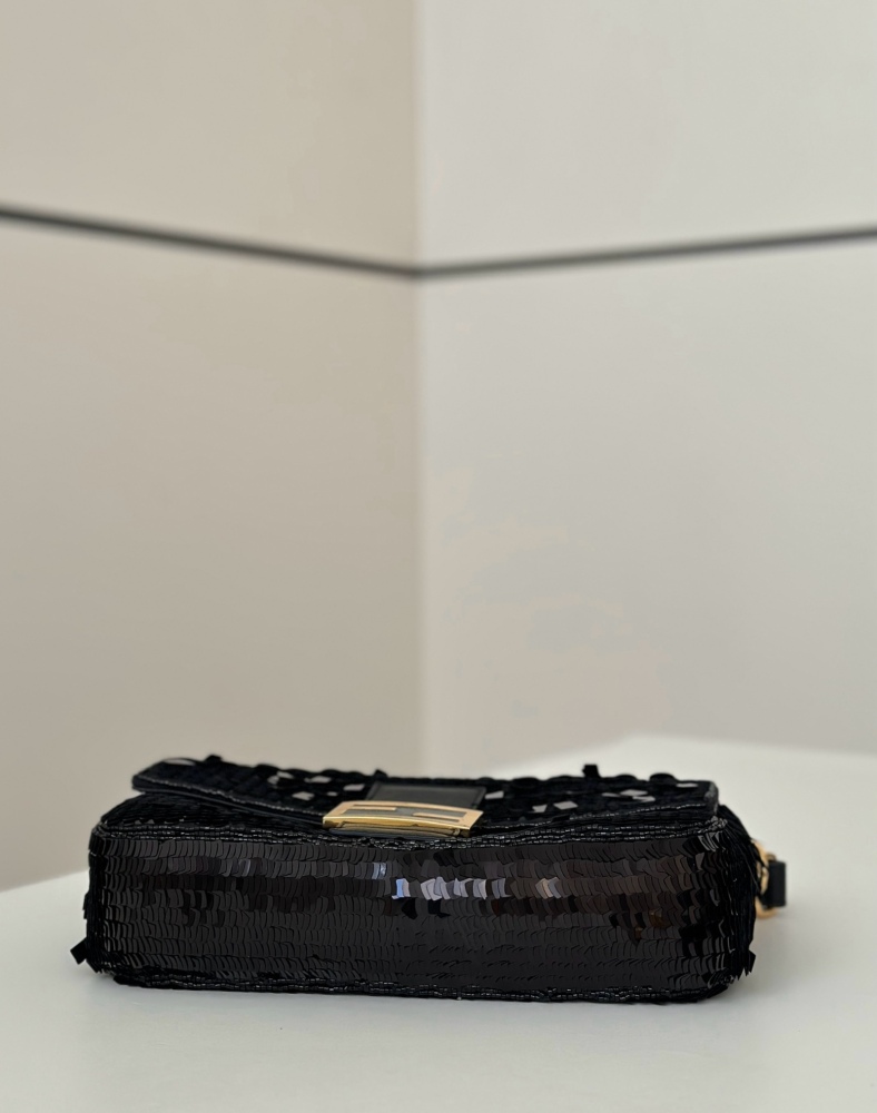 Fendi Baguette bag  8601 Mirror Boutique(Straps are not included)