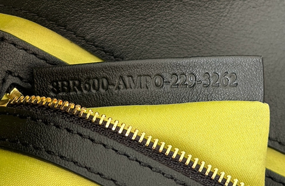 Fendi Baguette bag  8601 Mirror Boutique(Straps are not included)