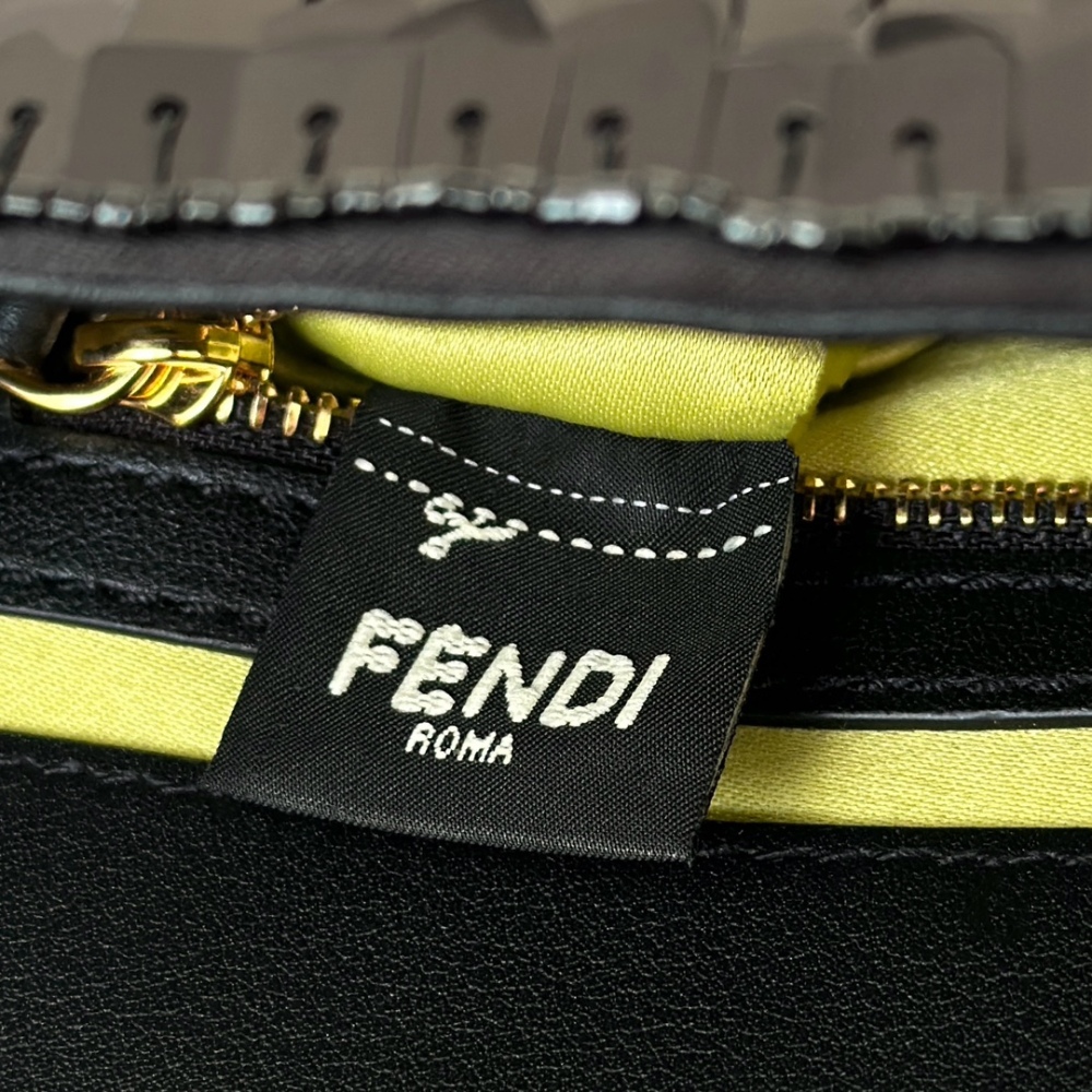 Fendi Baguette bag  8601 Mirror Boutique(Straps are not included)