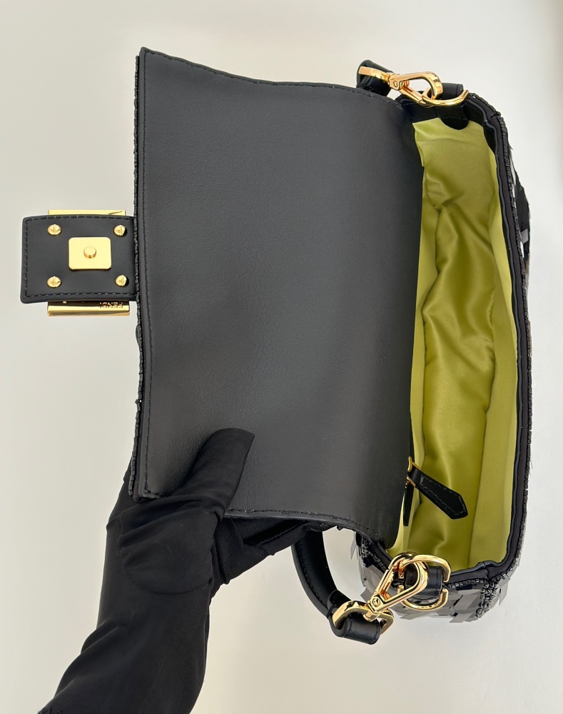 Fendi Baguette bag  8601 Mirror Boutique(Straps are not included)