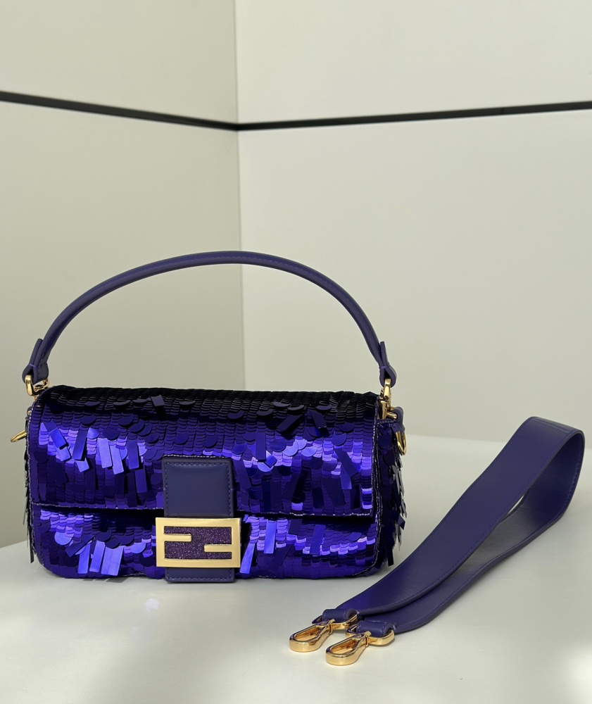 Fendi Baguette bag  8601 Mirror Boutique(Straps are not included)