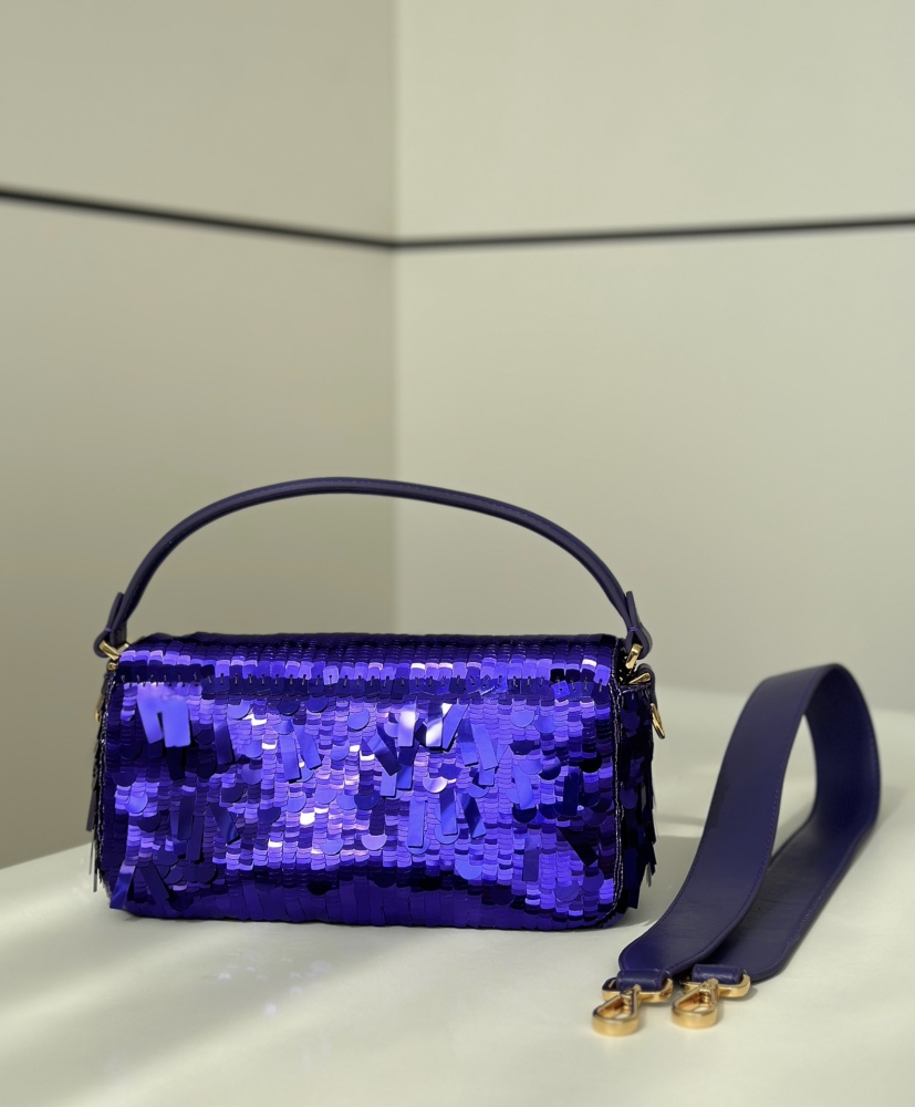 Fendi Baguette bag  8601 Mirror Boutique(Straps are not included)