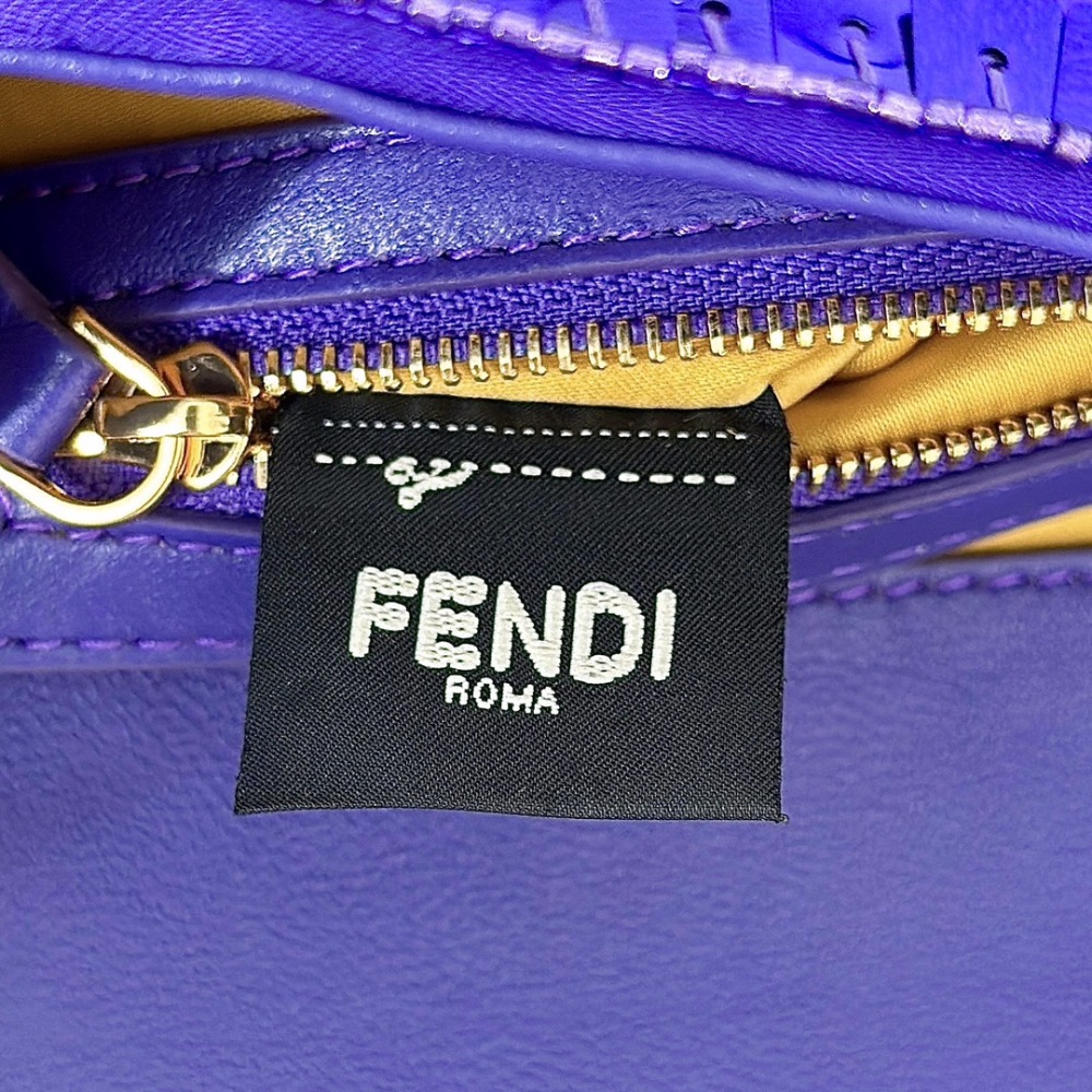 Fendi Baguette bag  8601 Mirror Boutique(Straps are not included)