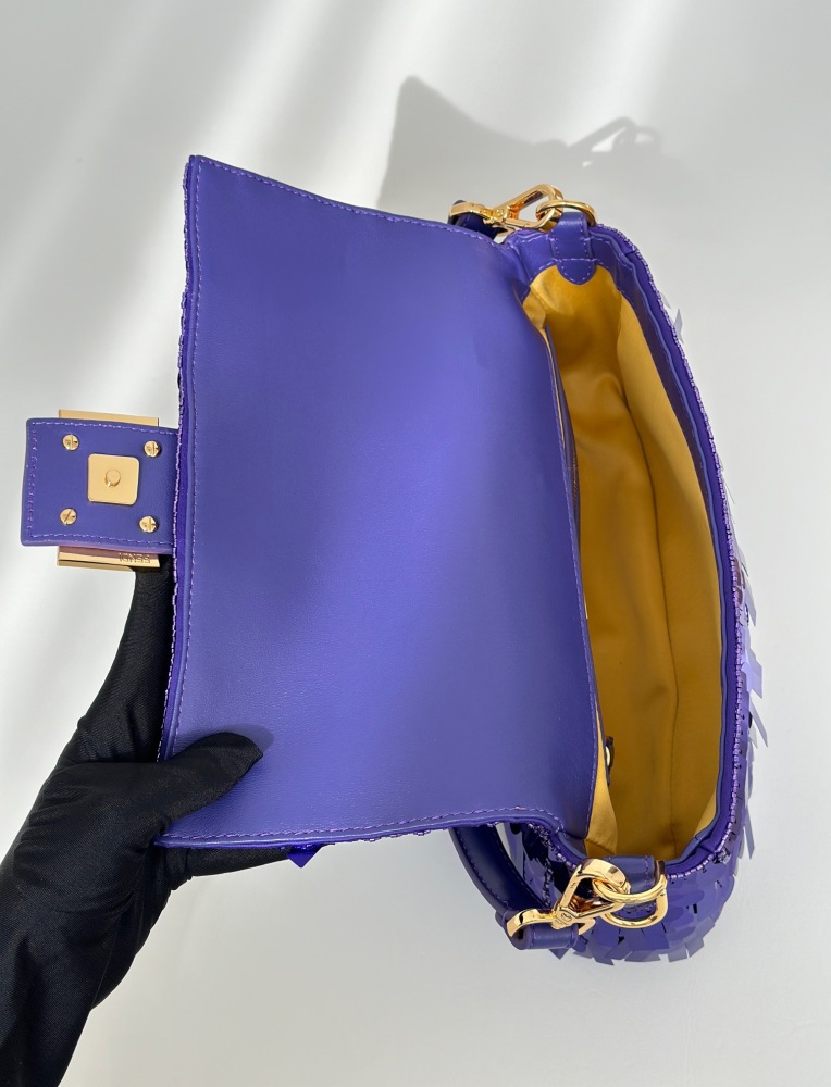 Fendi Baguette bag  8601 Mirror Boutique(Straps are not included)