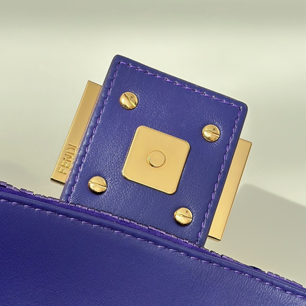 Fendi Baguette bag  8601 Mirror Boutique(Straps are not included)