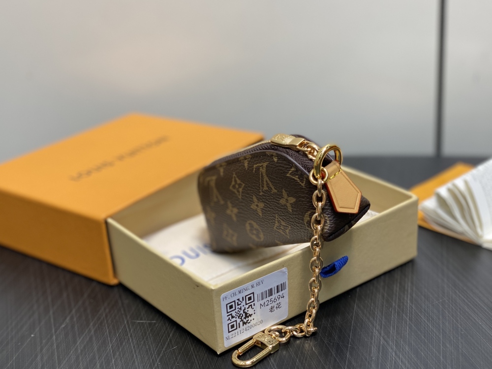 Louis Vuitton  chain lipstick bag cosmetic bag M25694 Mirror boutique