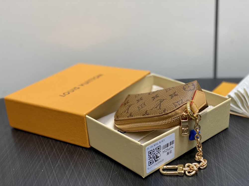 Louis Vuitton  chain lipstick bag cosmetic bag M25694 Mirror boutique