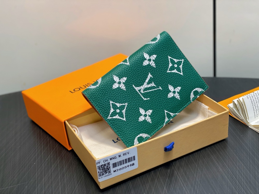 Louis Vuitton P9 Passport Cover M26059 Mirror boutique