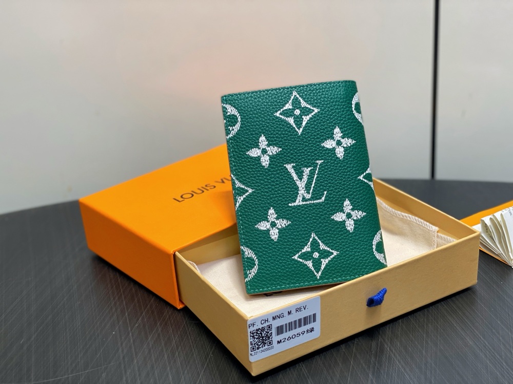 Louis Vuitton P9 Passport Cover M26059 Mirror boutique