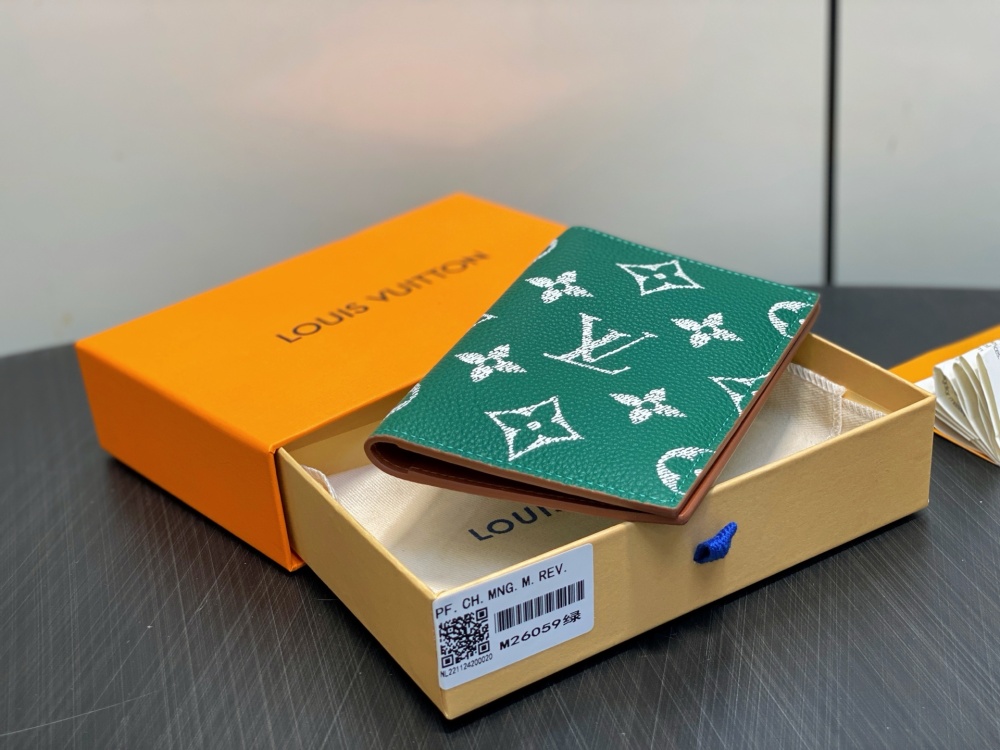 Louis Vuitton P9 Passport Cover M26059 Mirror boutique