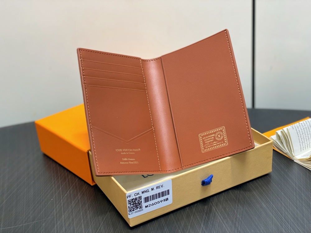 Louis Vuitton P9 Passport Cover M26059 Mirror boutique