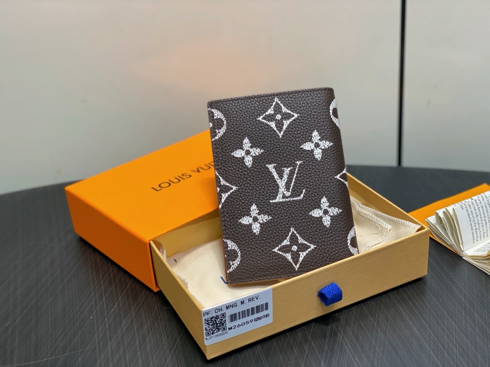 Louis Vuitton P9 Passport Cover M26059 Mirror boutique