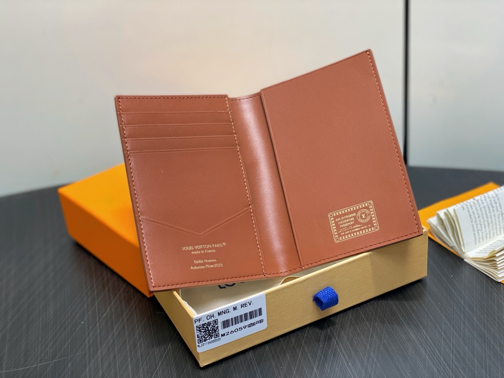Louis Vuitton P9 Passport Cover M26059 Mirror boutique