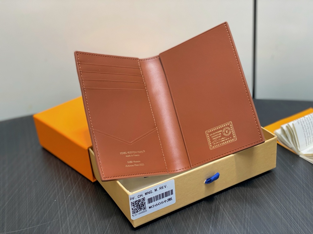 Louis Vuitton P9 Passport Cover M26059 Mirror boutique
